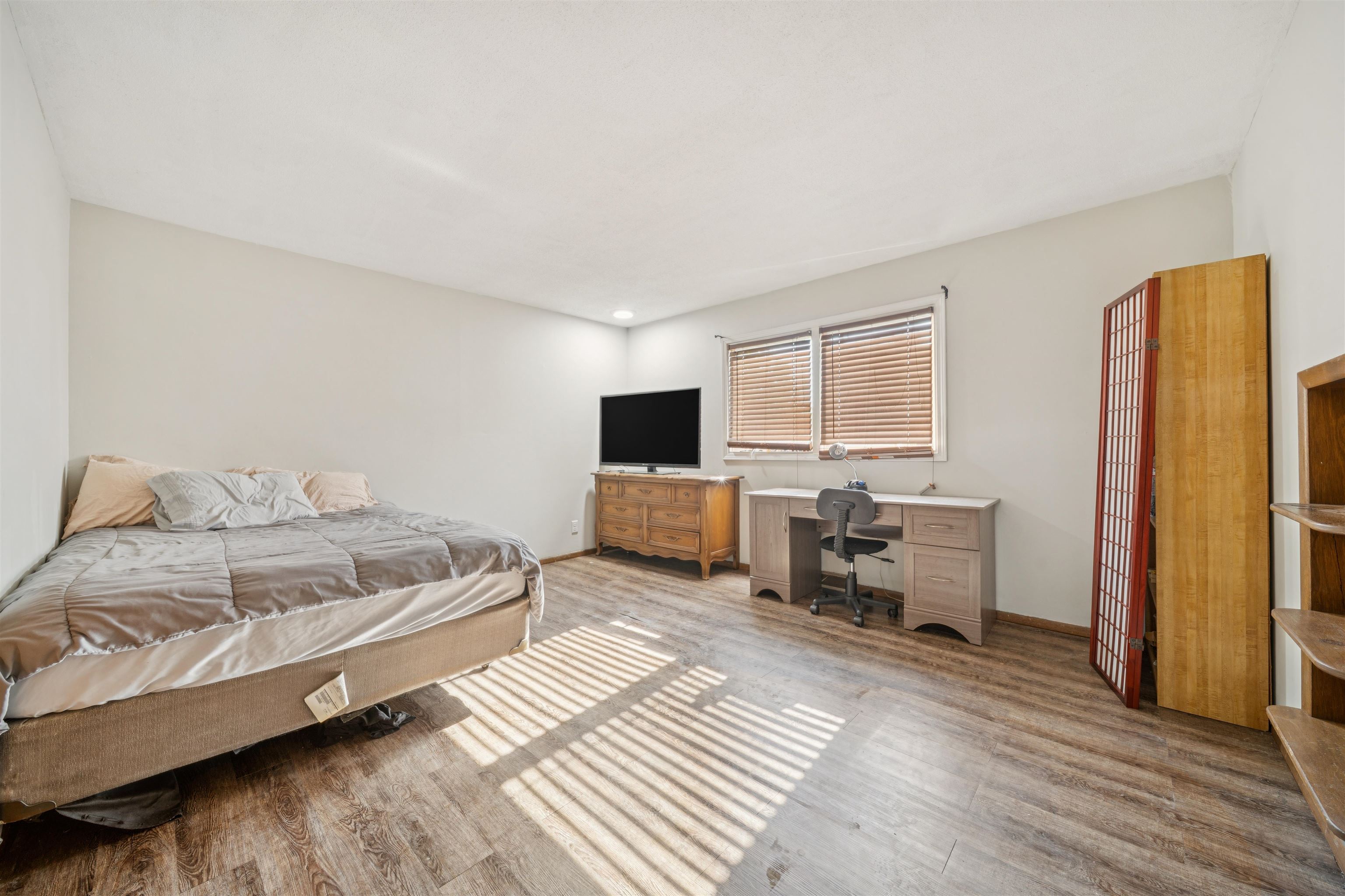 4 W Rolling Hills Dr