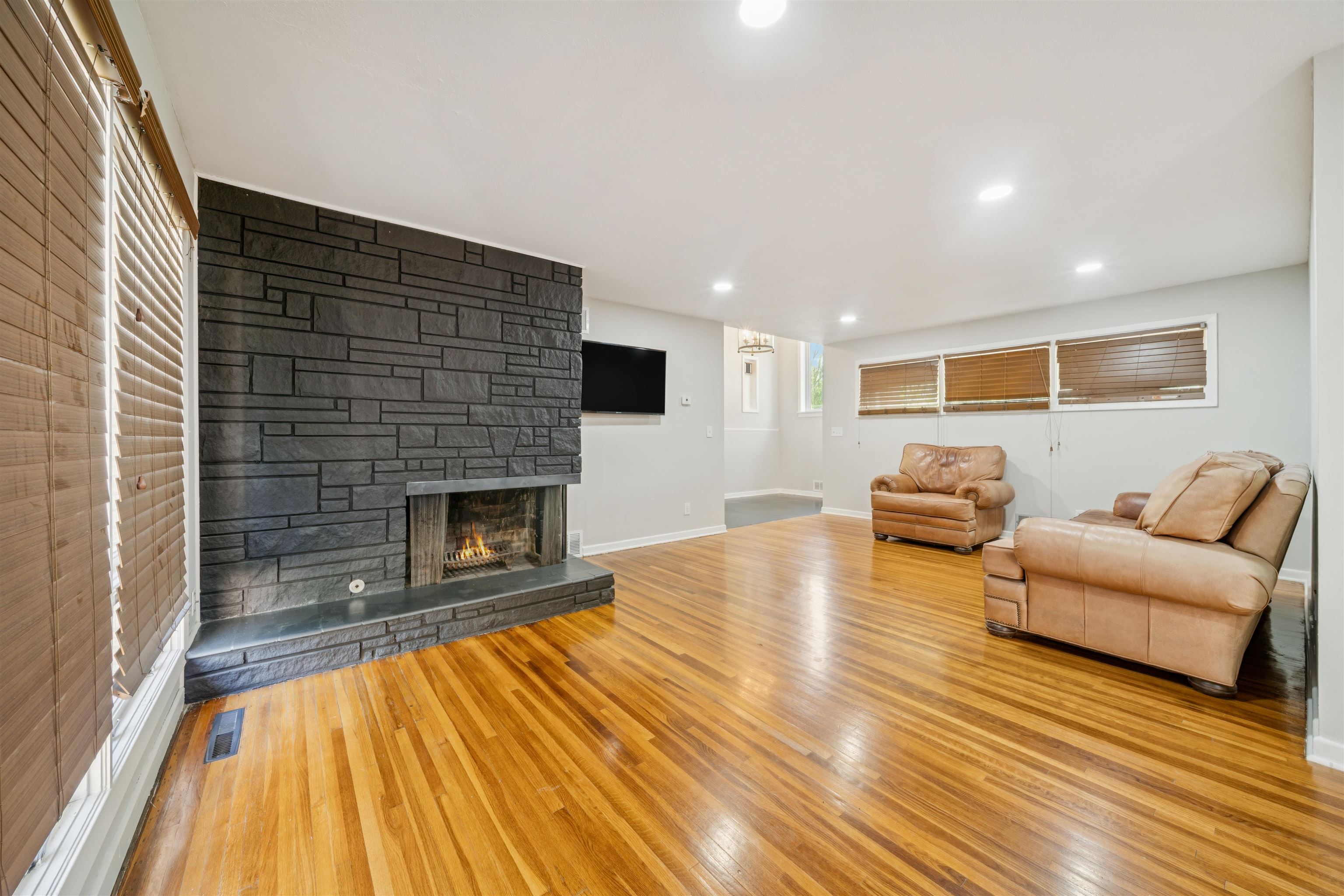 4 W Rolling Hills Dr