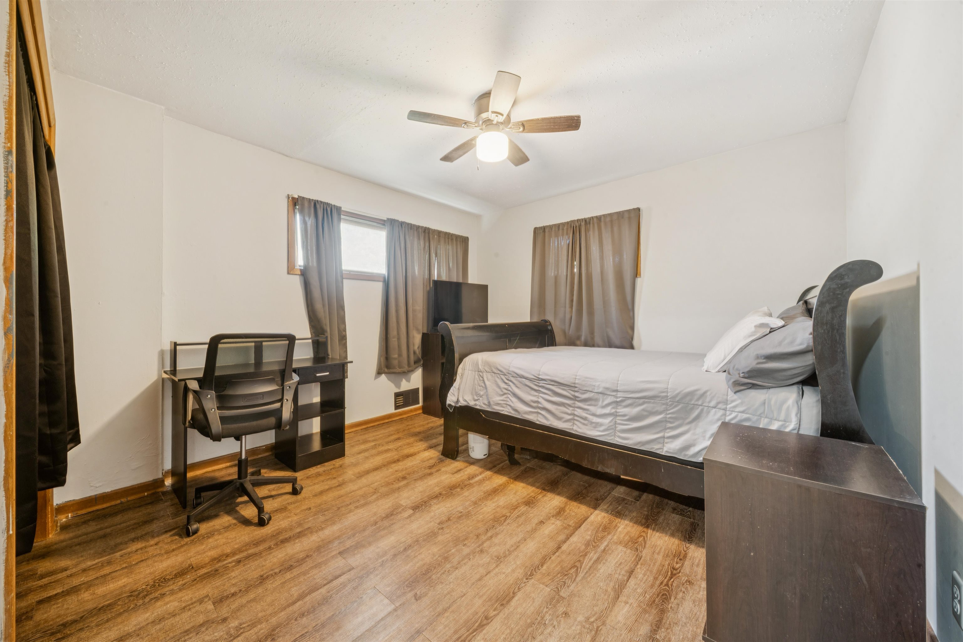 4 W Rolling Hills Dr