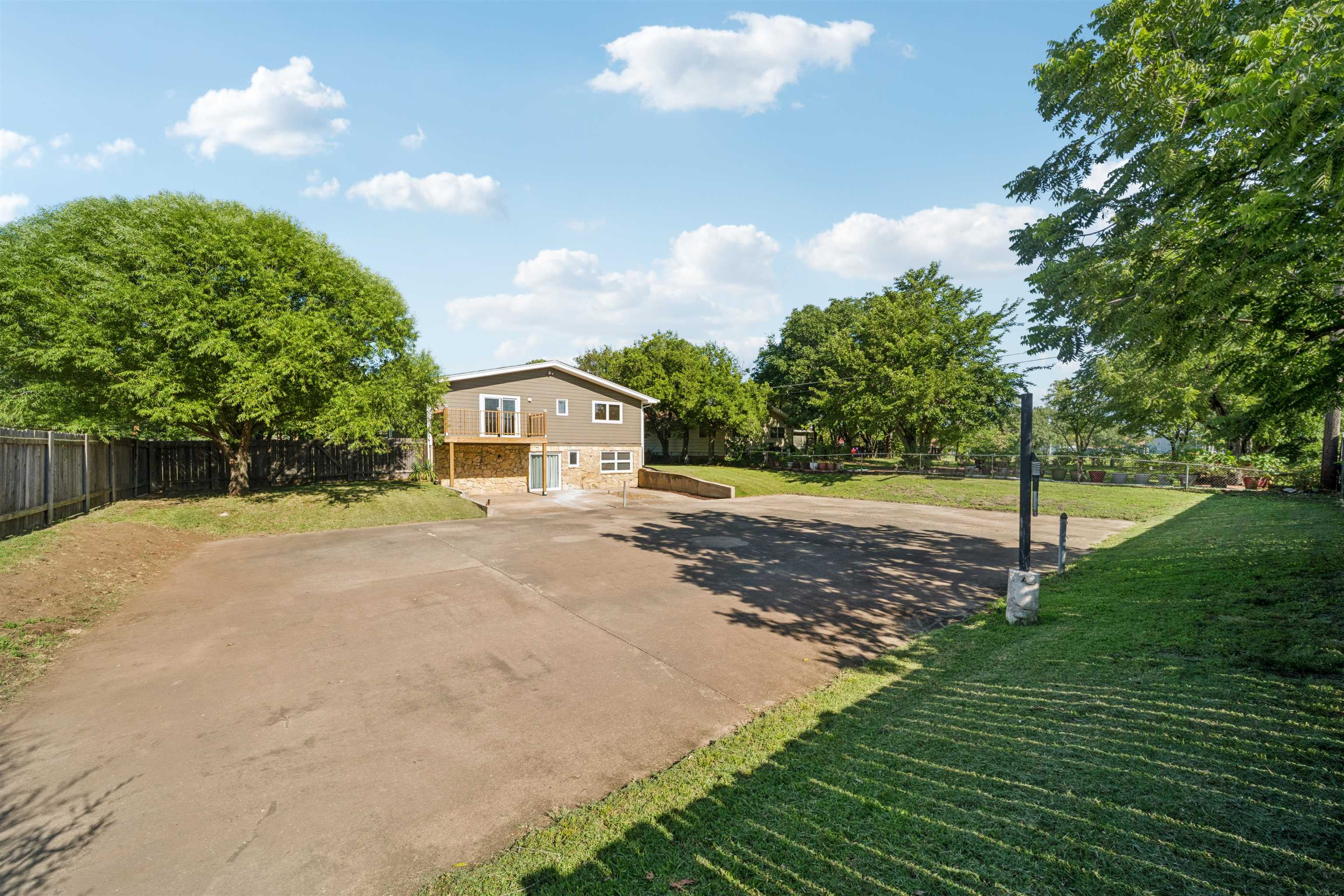 4 W Rolling Hills Dr