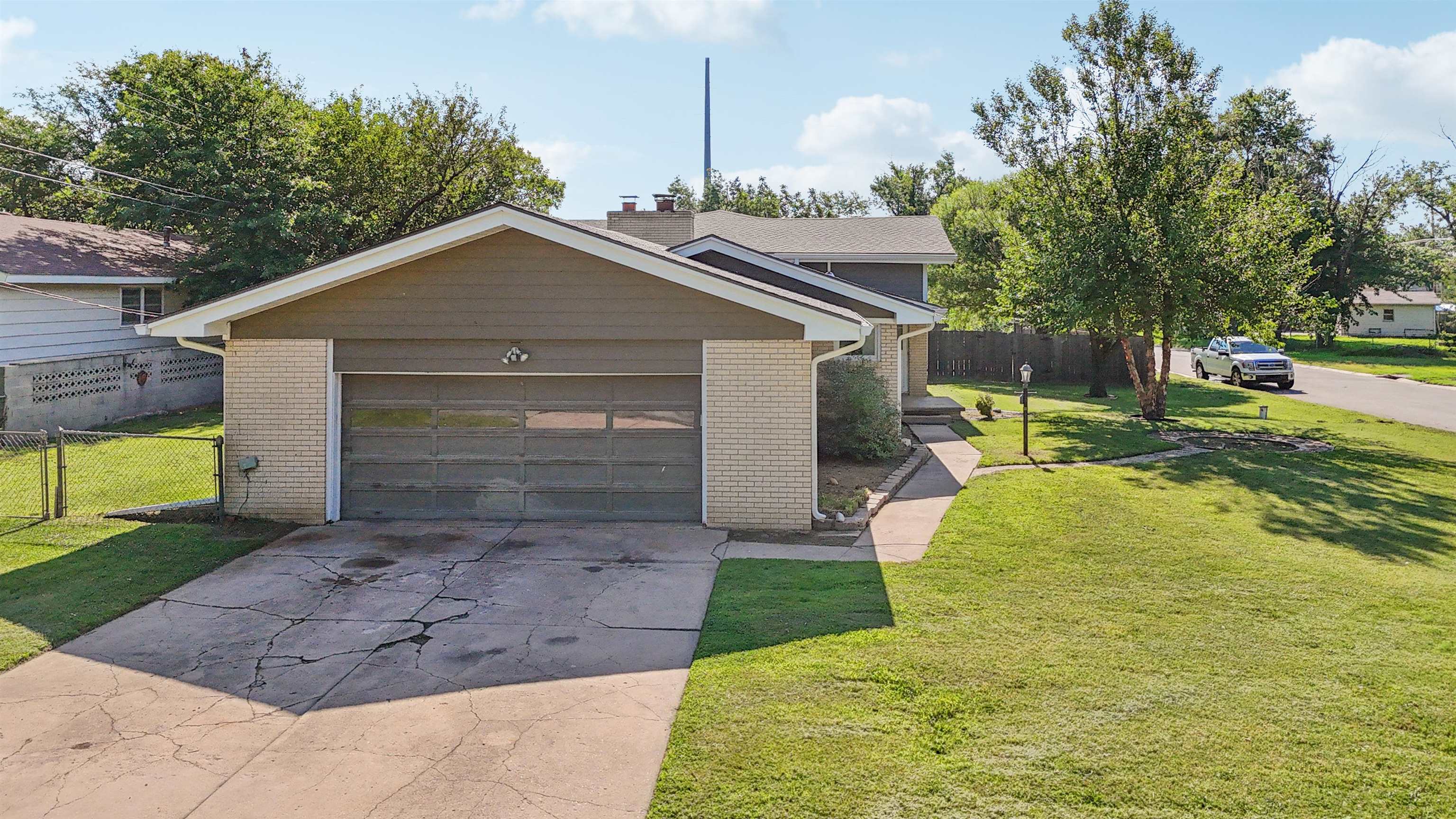 4 W Rolling Hills Dr