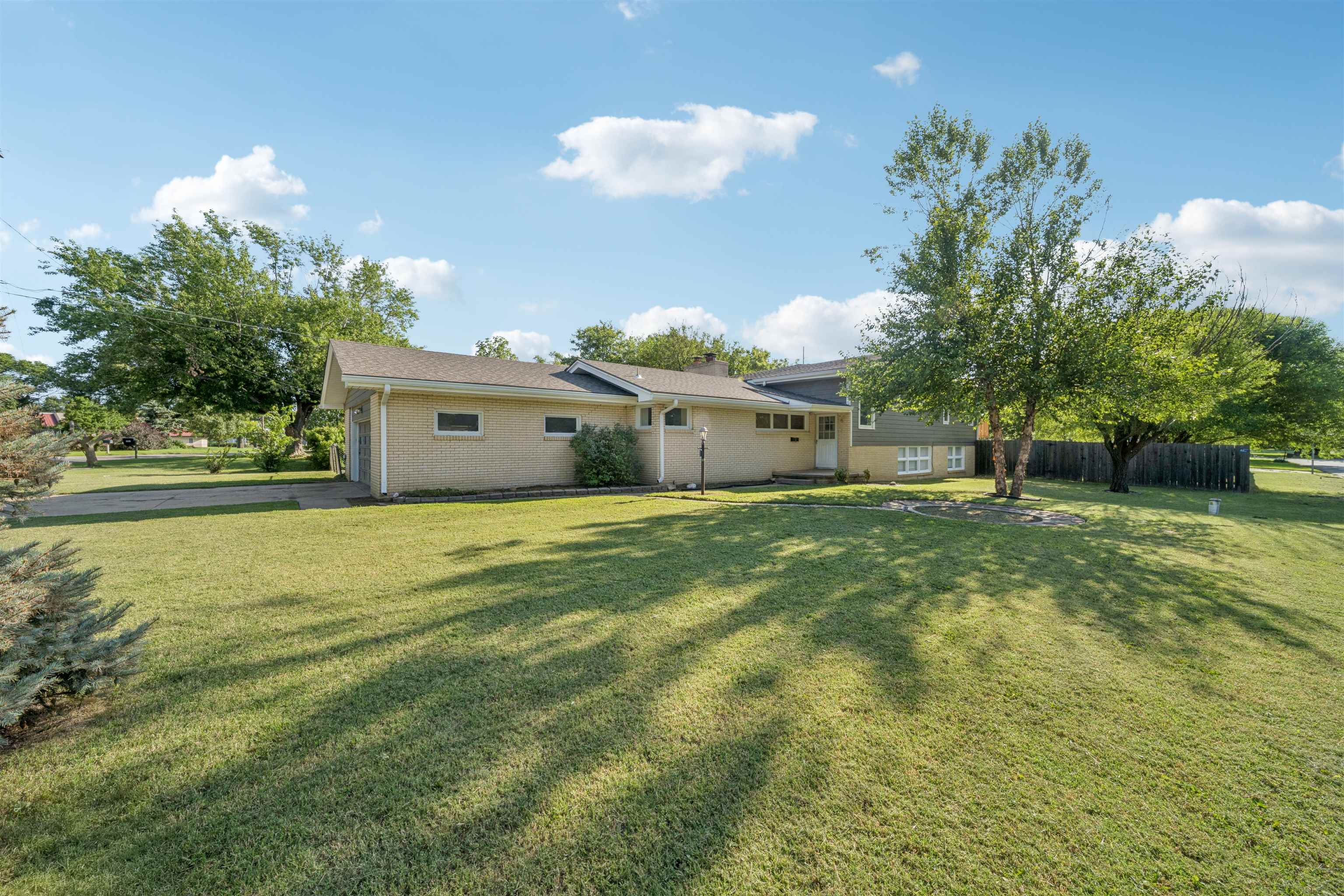 4 W Rolling Hills Dr