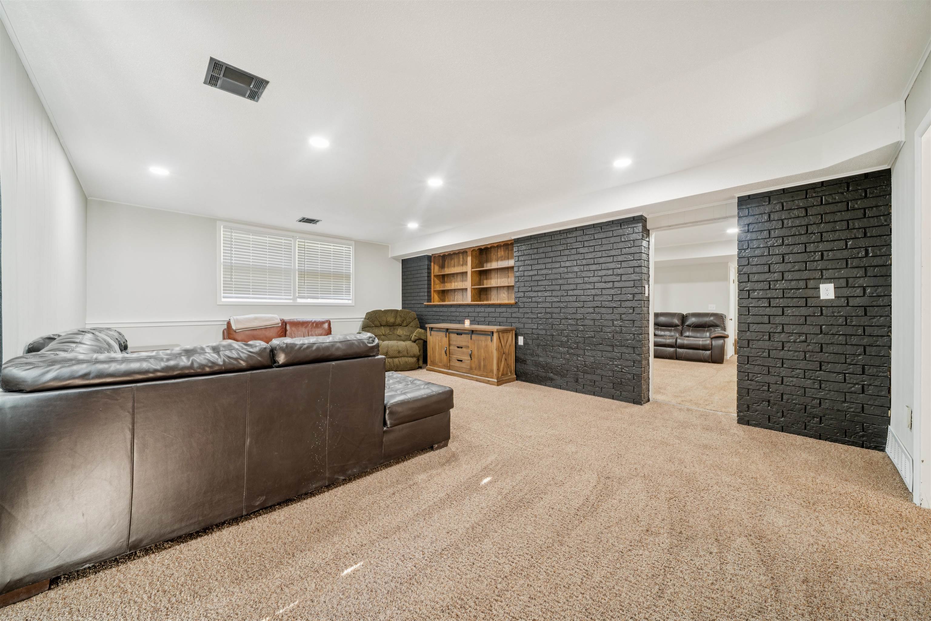 4 W Rolling Hills Dr