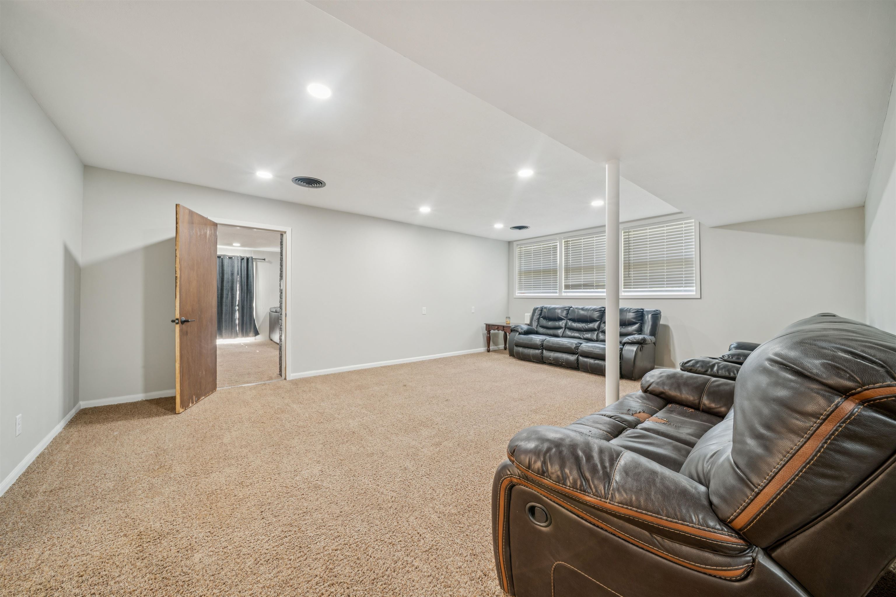 4 W Rolling Hills Dr