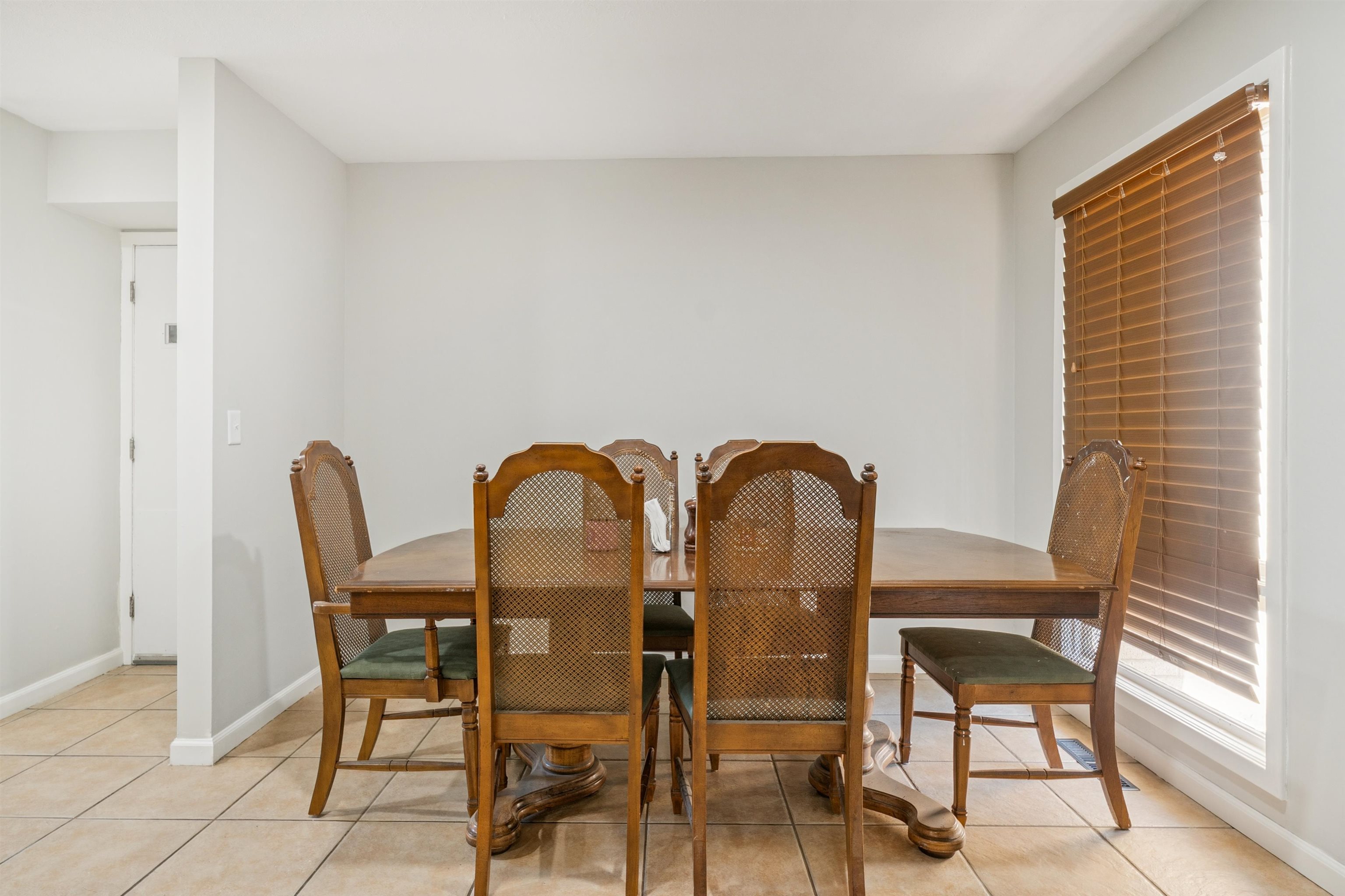 4 W Rolling Hills Dr