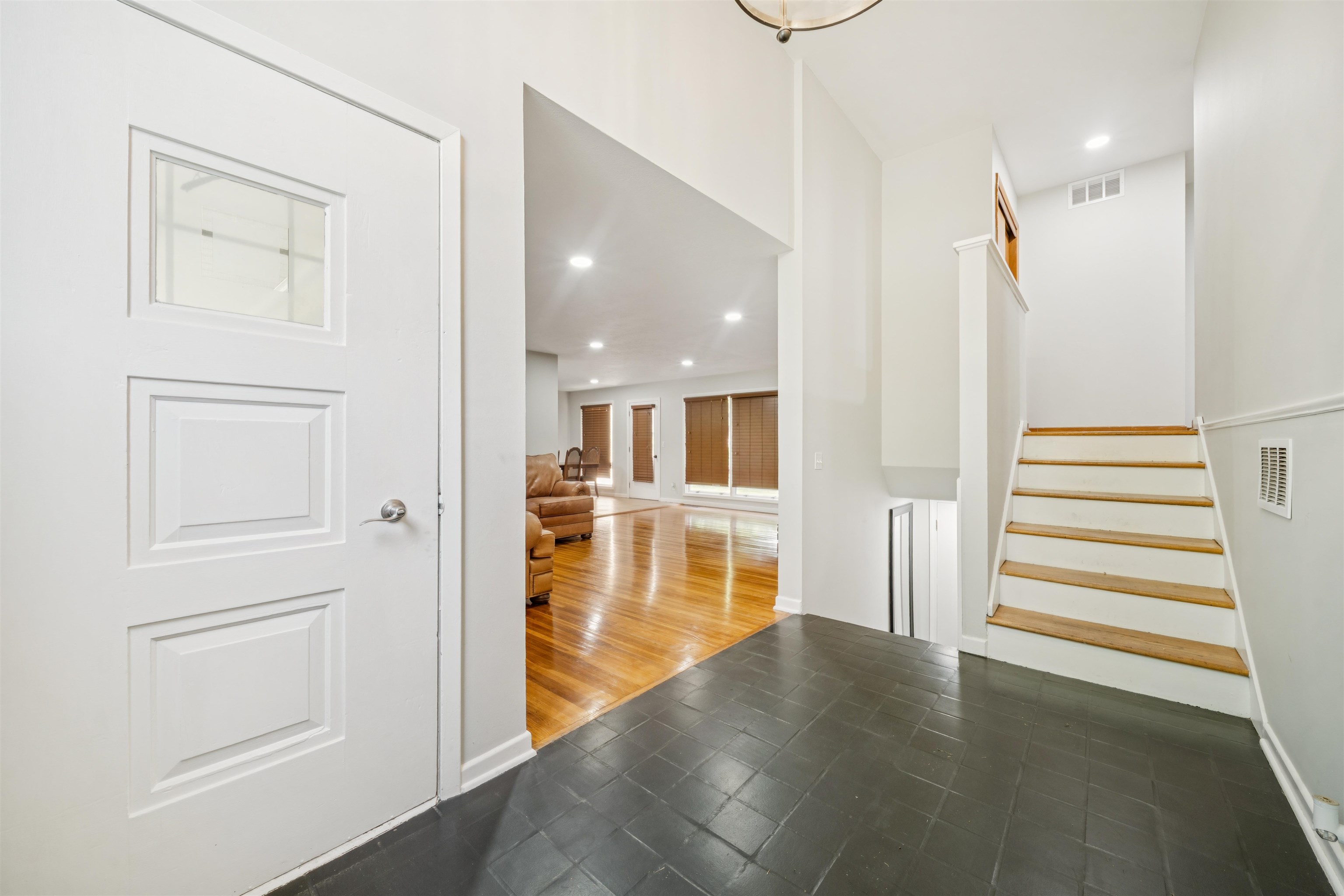 4 W Rolling Hills Dr