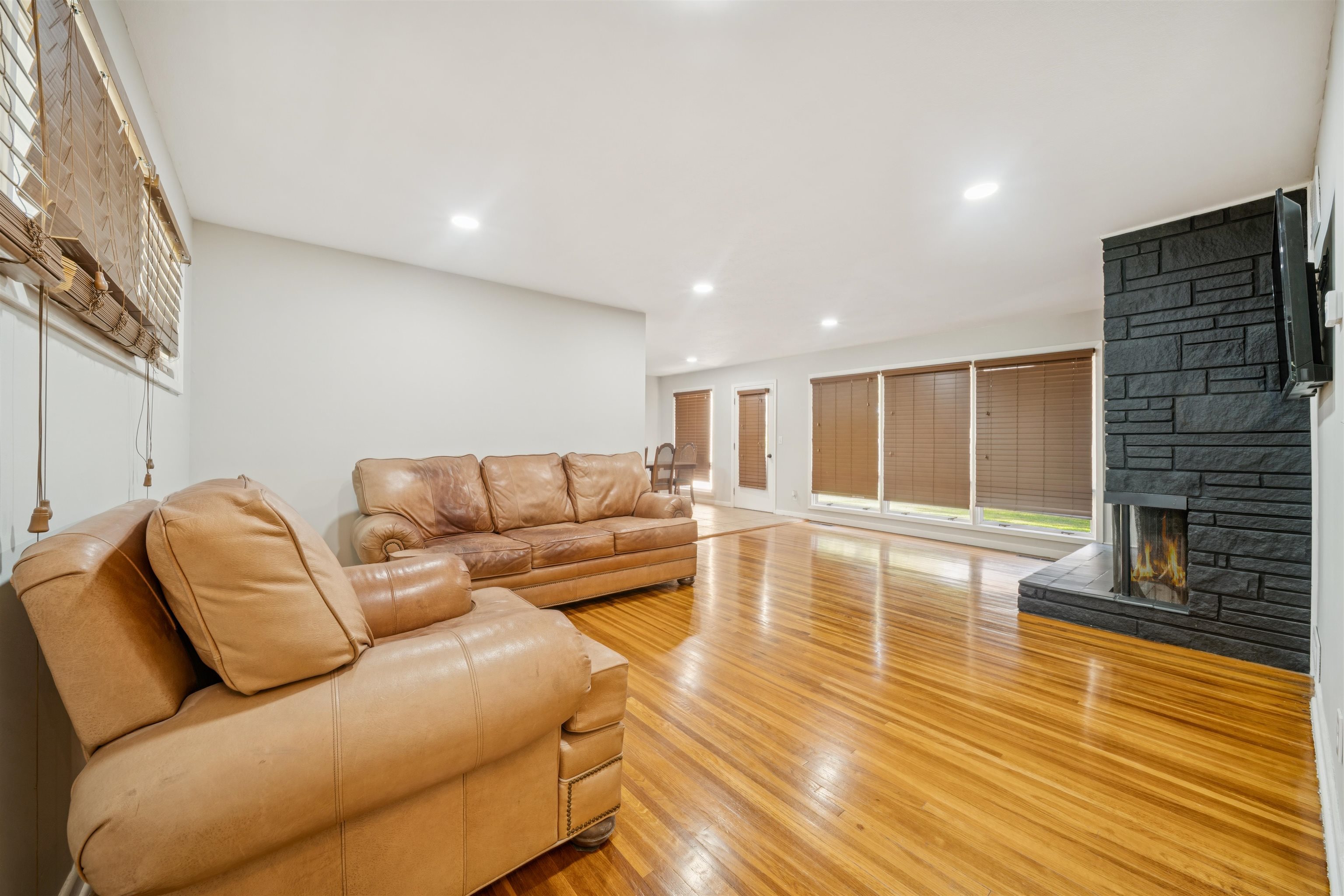 4 W Rolling Hills Dr