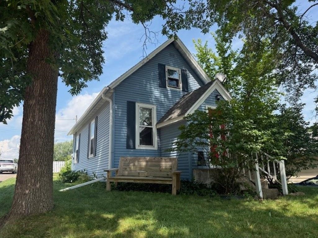 102 E STROWBRIDGE STREET