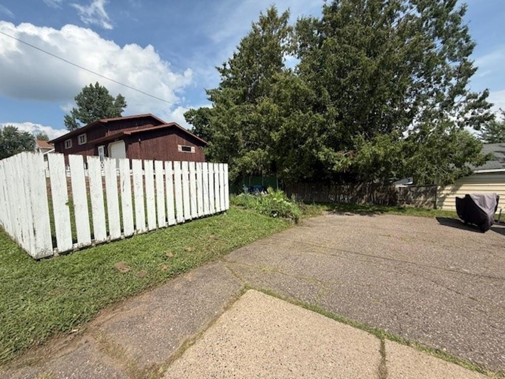 102 E STROWBRIDGE STREET