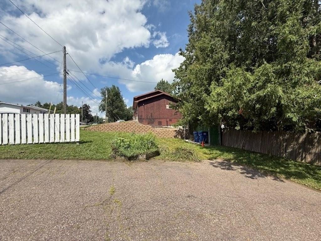 102 E STROWBRIDGE STREET