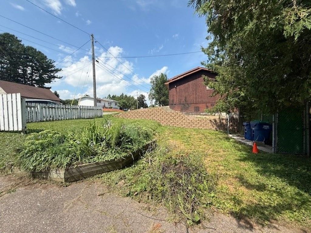 102 E STROWBRIDGE STREET