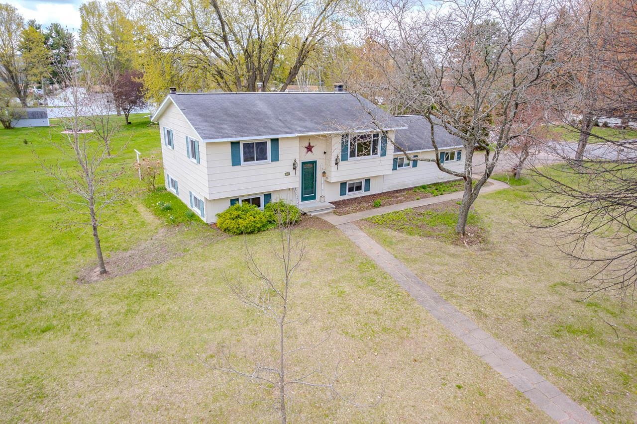 3513 HONEYSUCKLE LANE