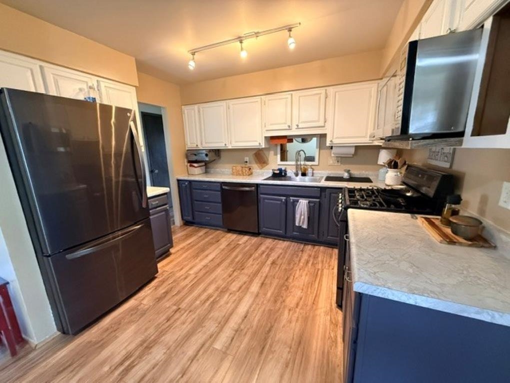 3513 HONEYSUCKLE LANE