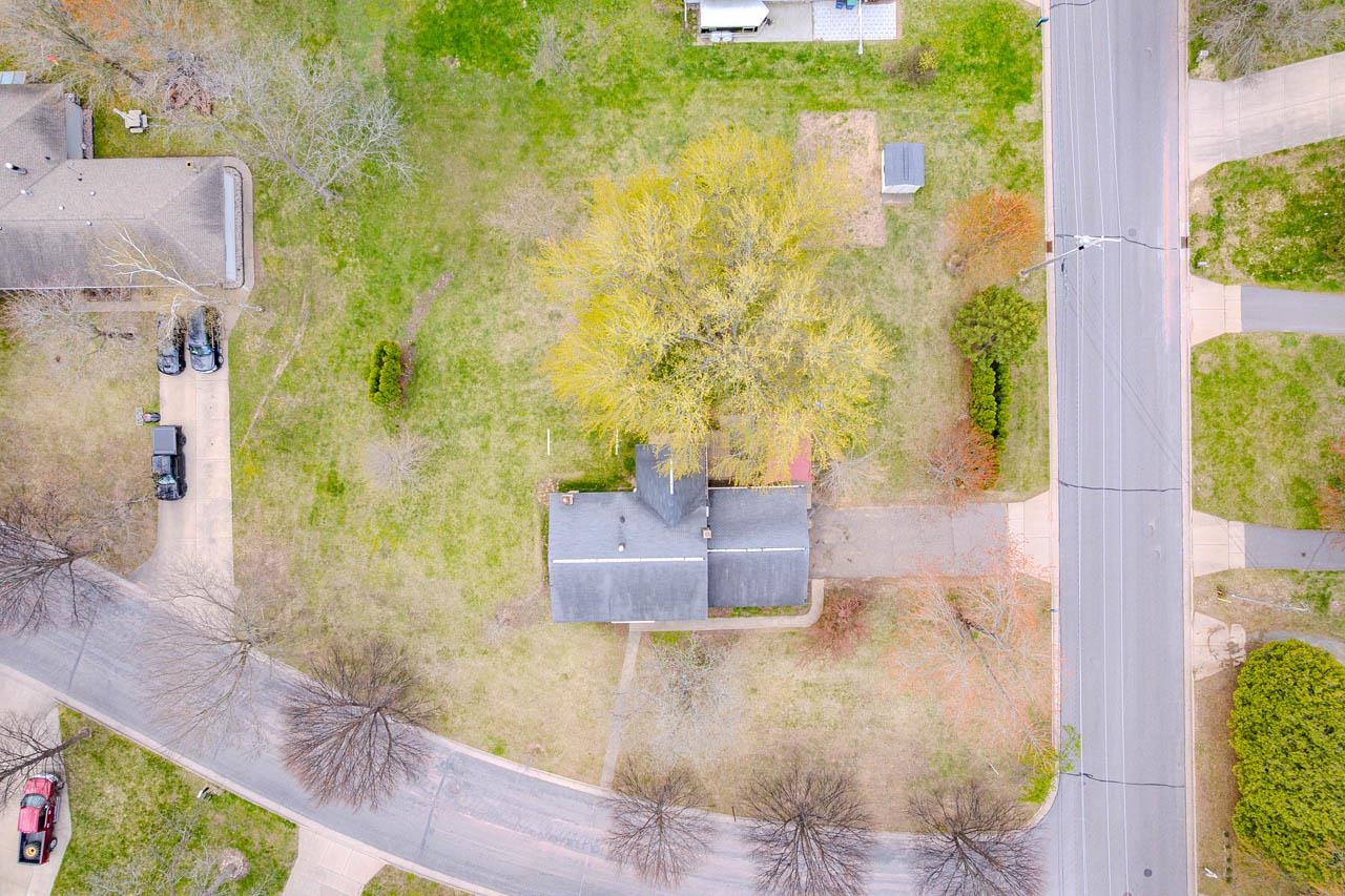 3513 HONEYSUCKLE LANE