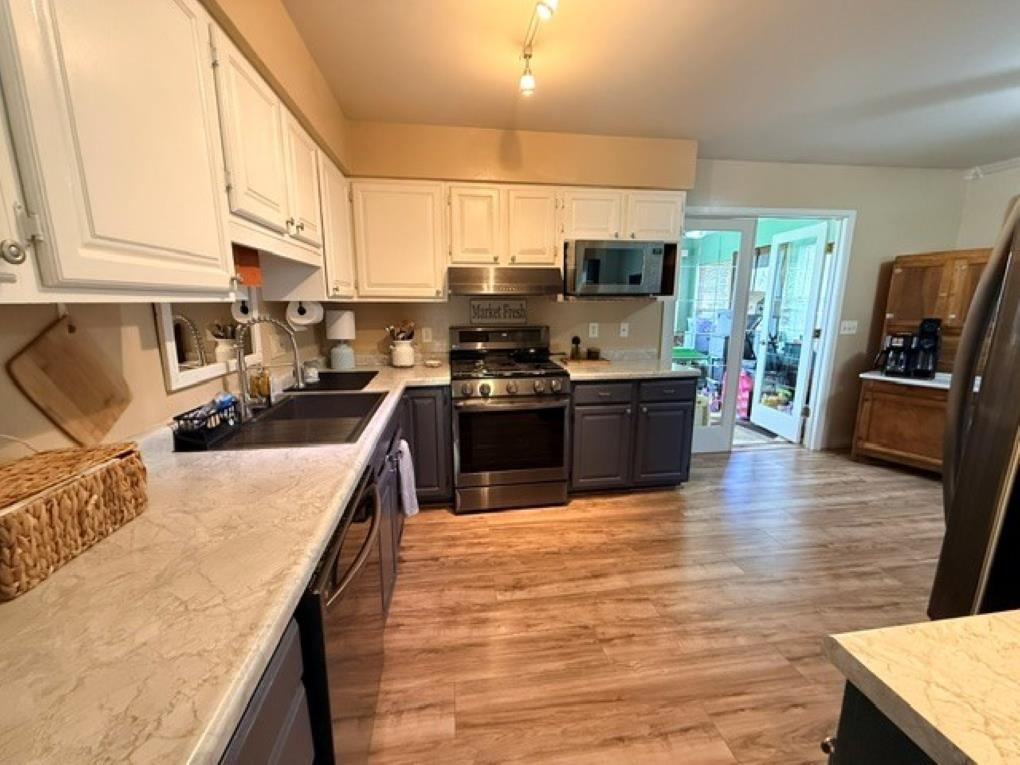 3513 HONEYSUCKLE LANE