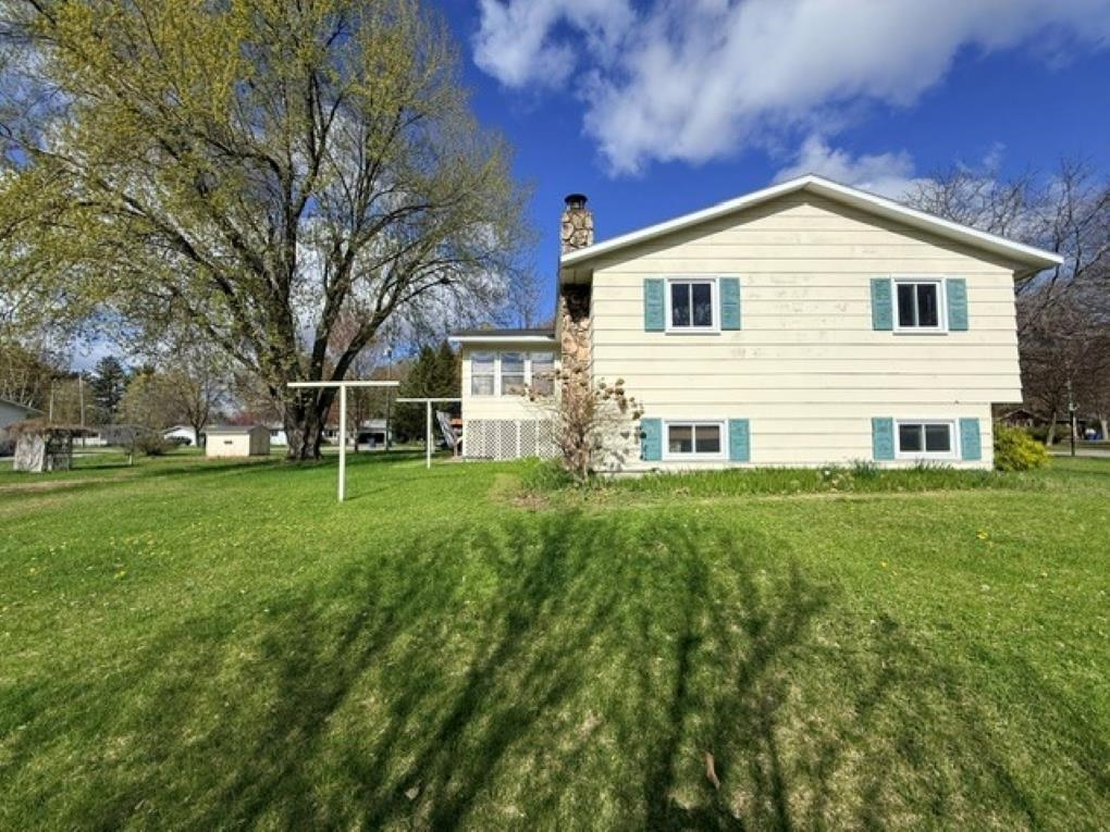 3513 HONEYSUCKLE LANE