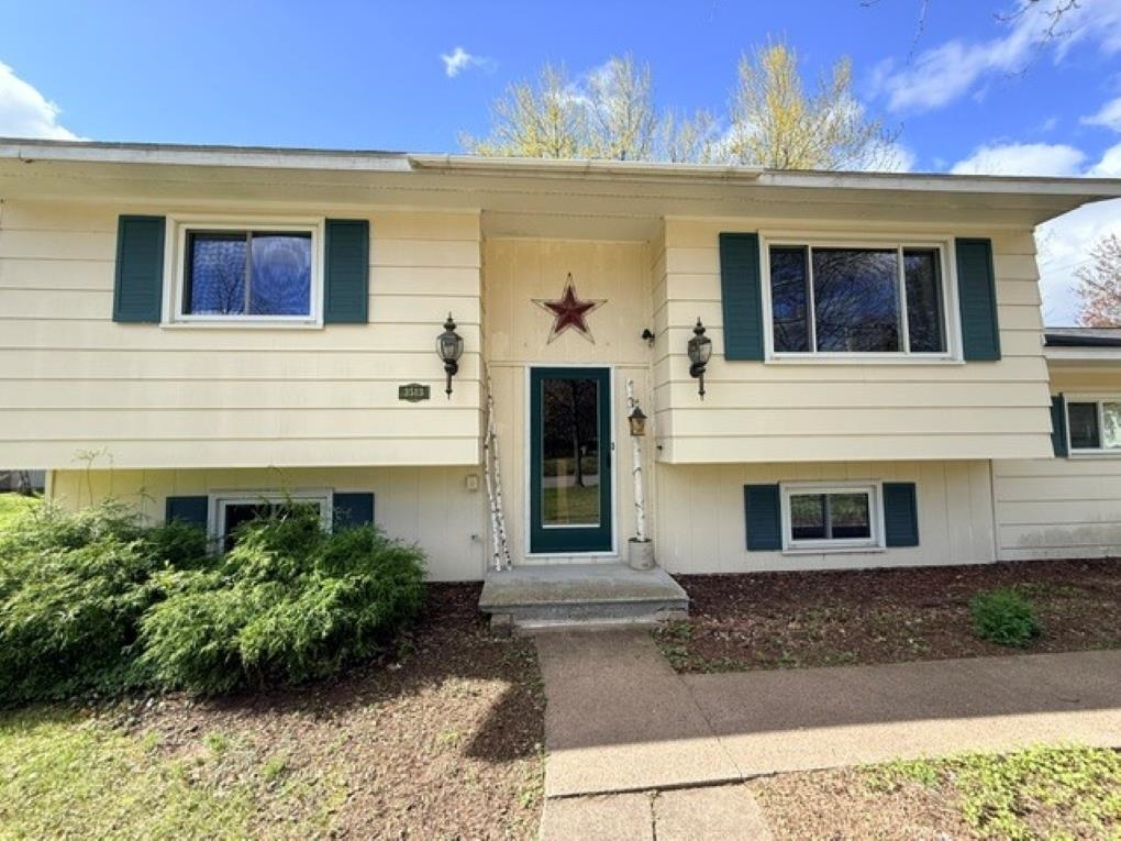 3513 HONEYSUCKLE LANE