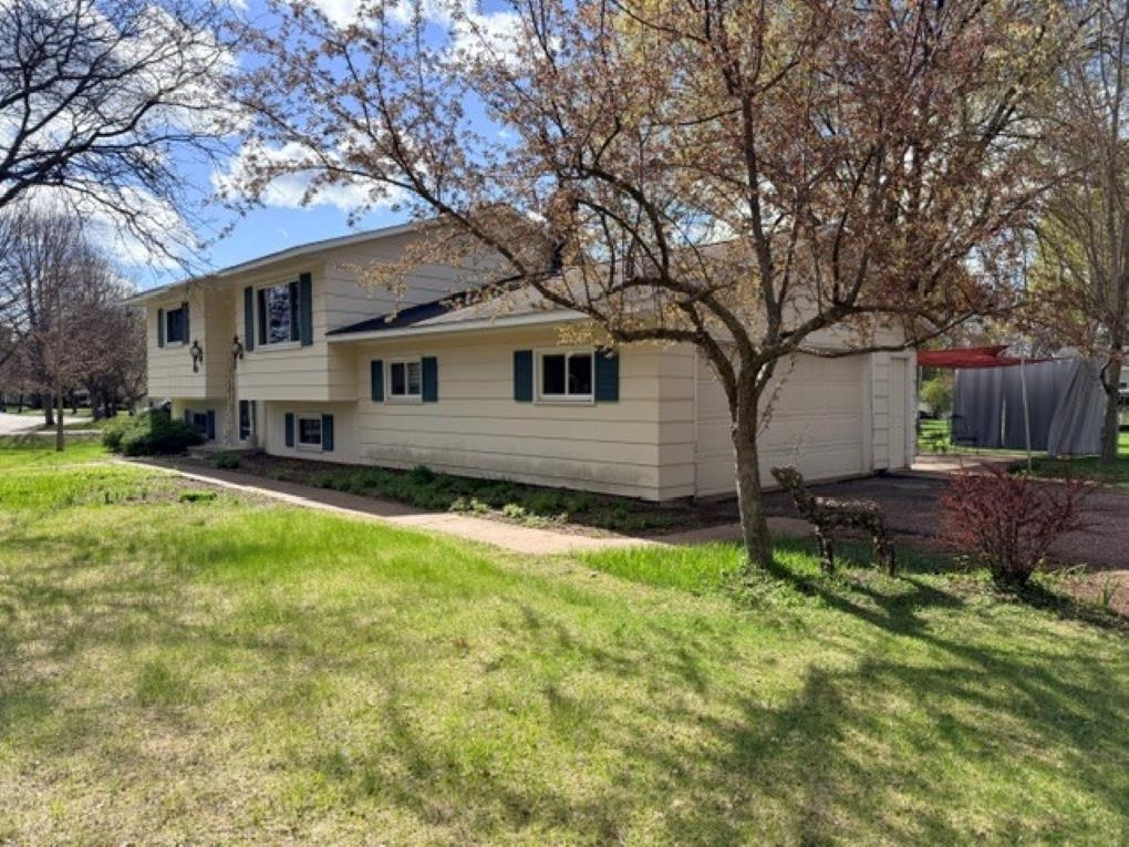3513 HONEYSUCKLE LANE