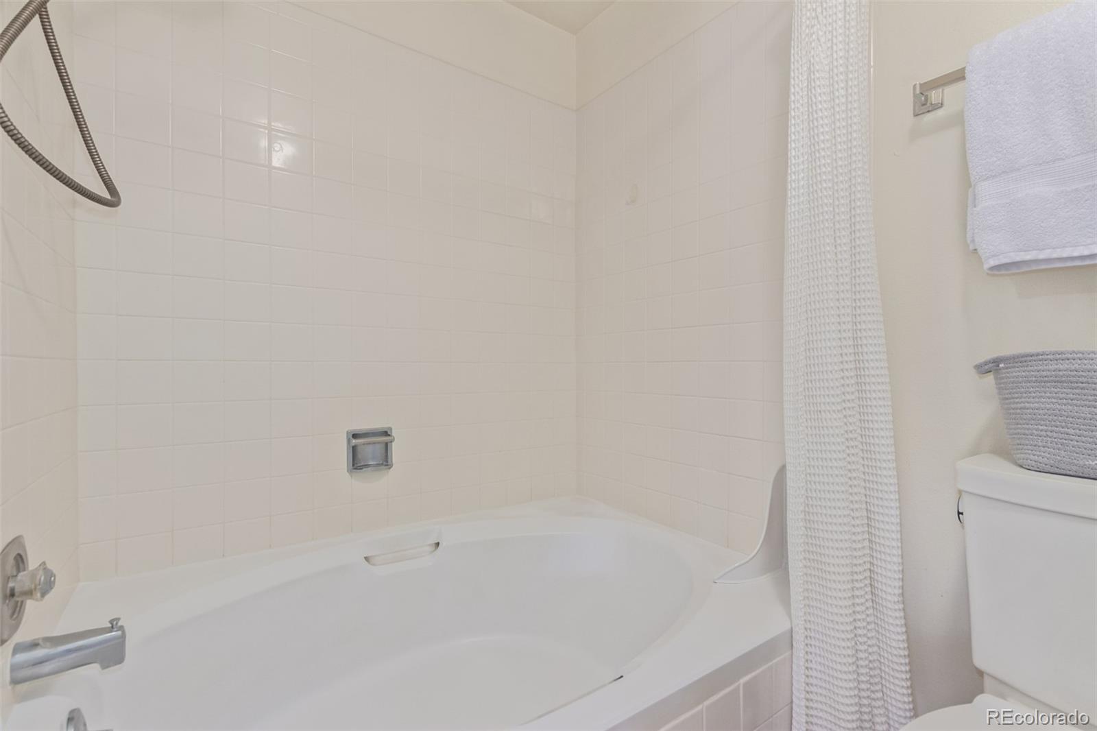 8039 E Phillips Circle