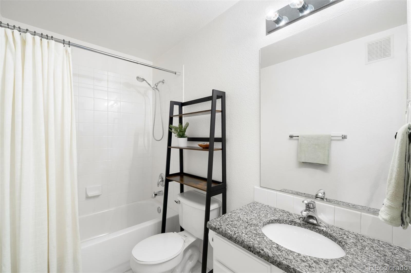 1727 N Pearl Street Unit: 204