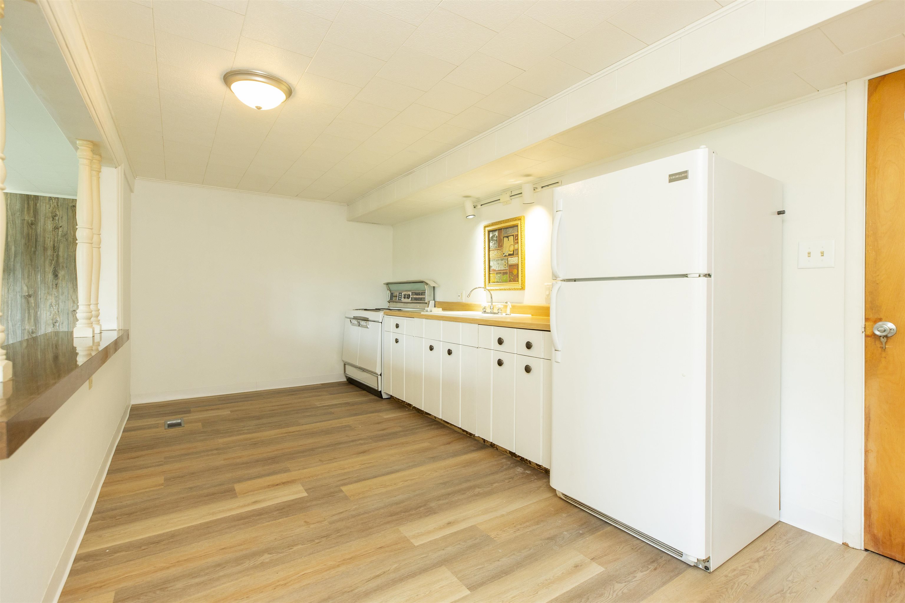 16128 Chandler Boulevard