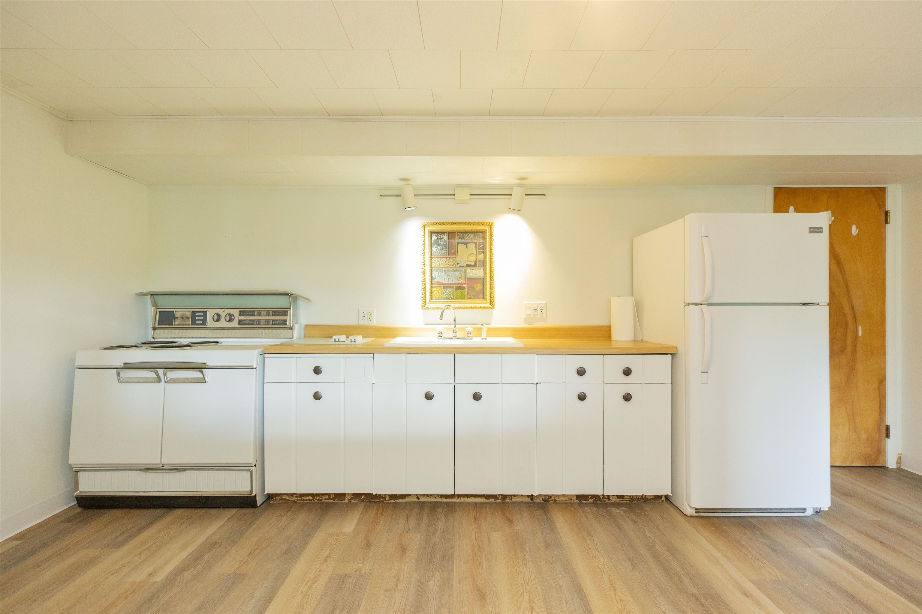 16128 Chandler Boulevard