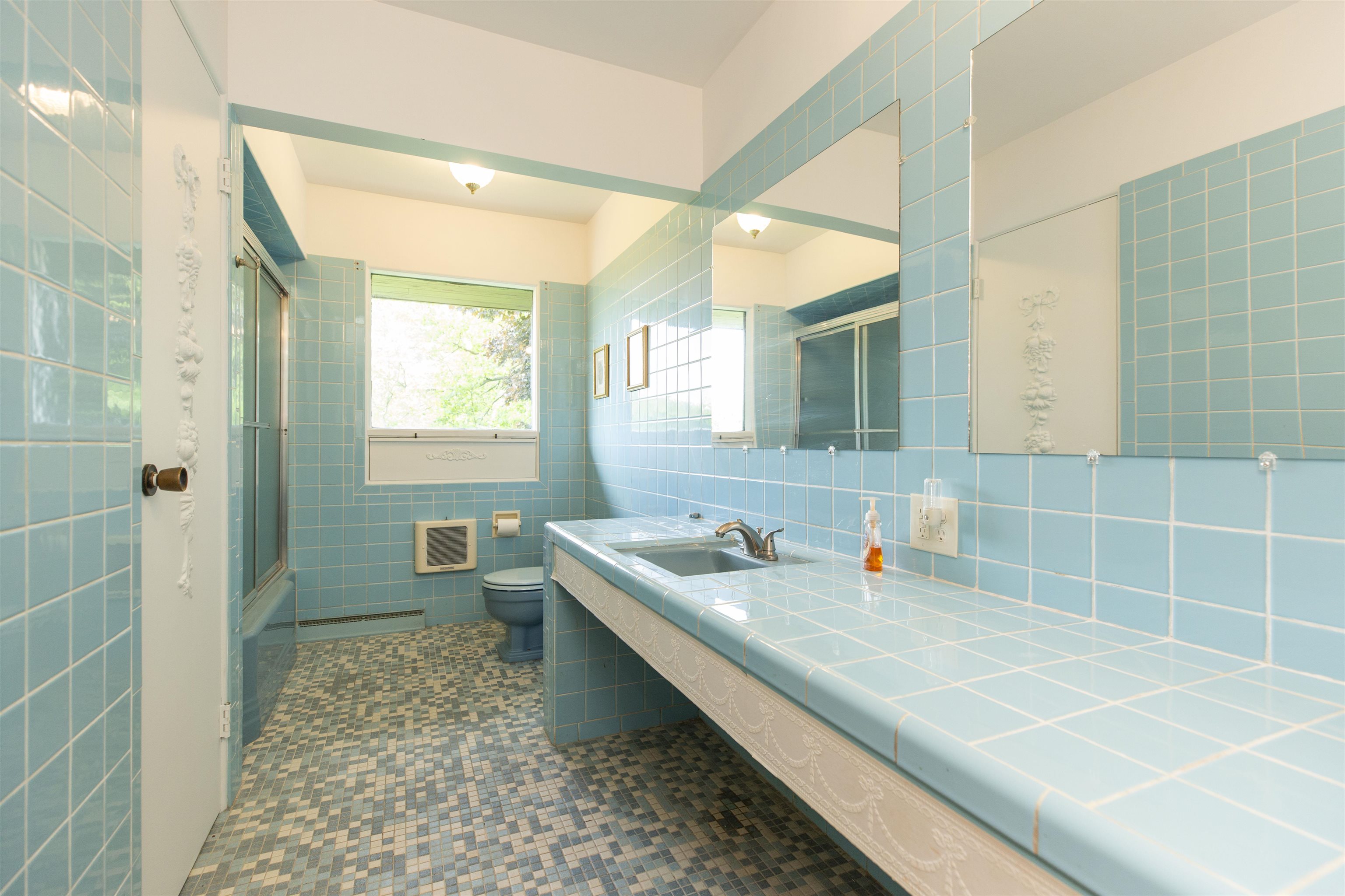 16128 Chandler Boulevard