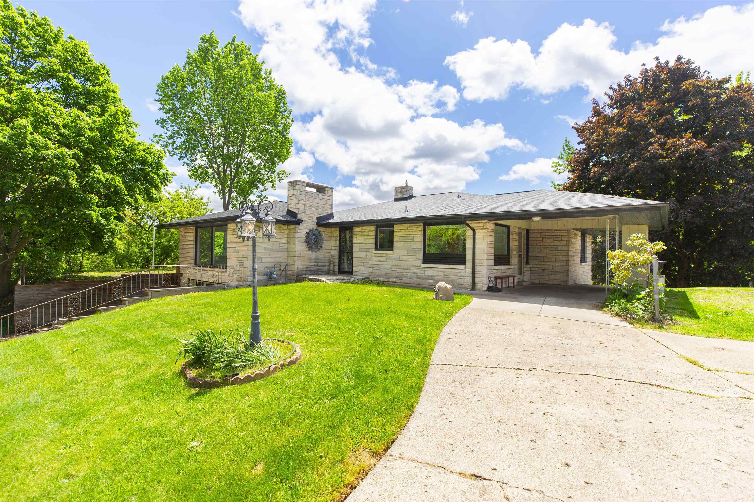 16128 Chandler Boulevard