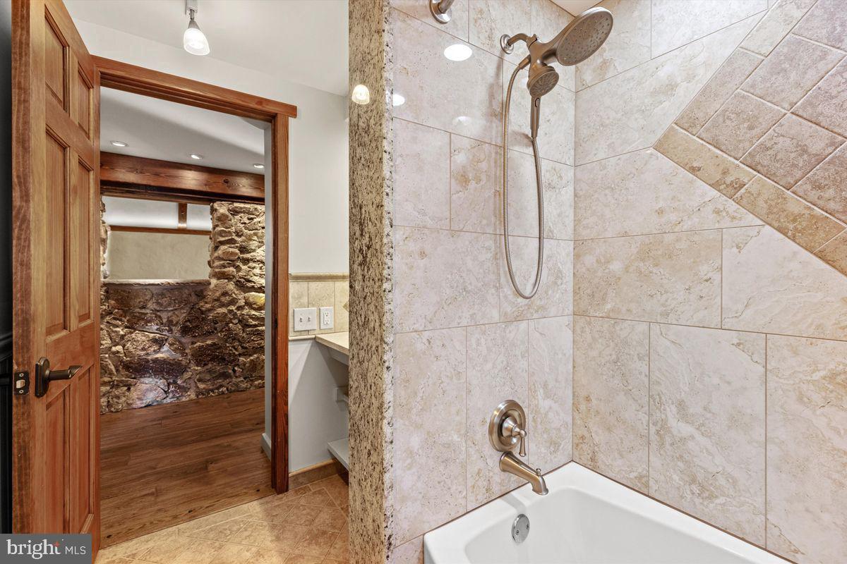 11 BEECHNUT LN