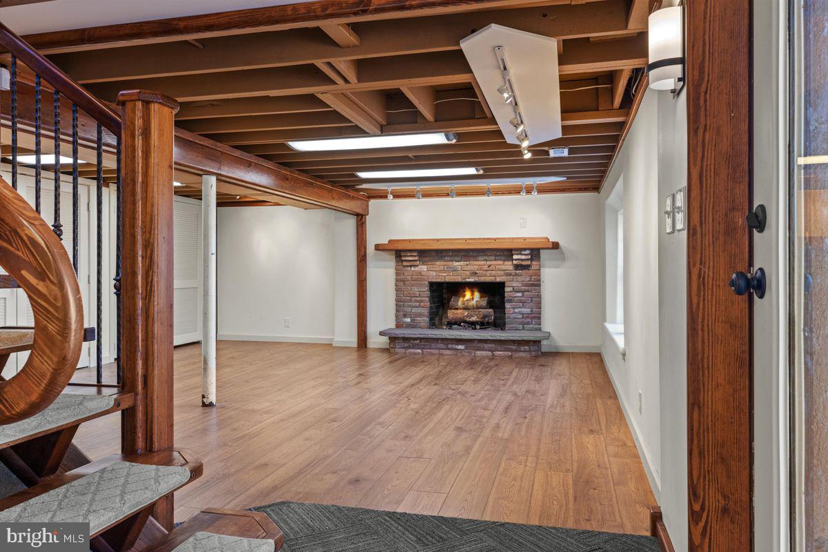 11 BEECHNUT LN