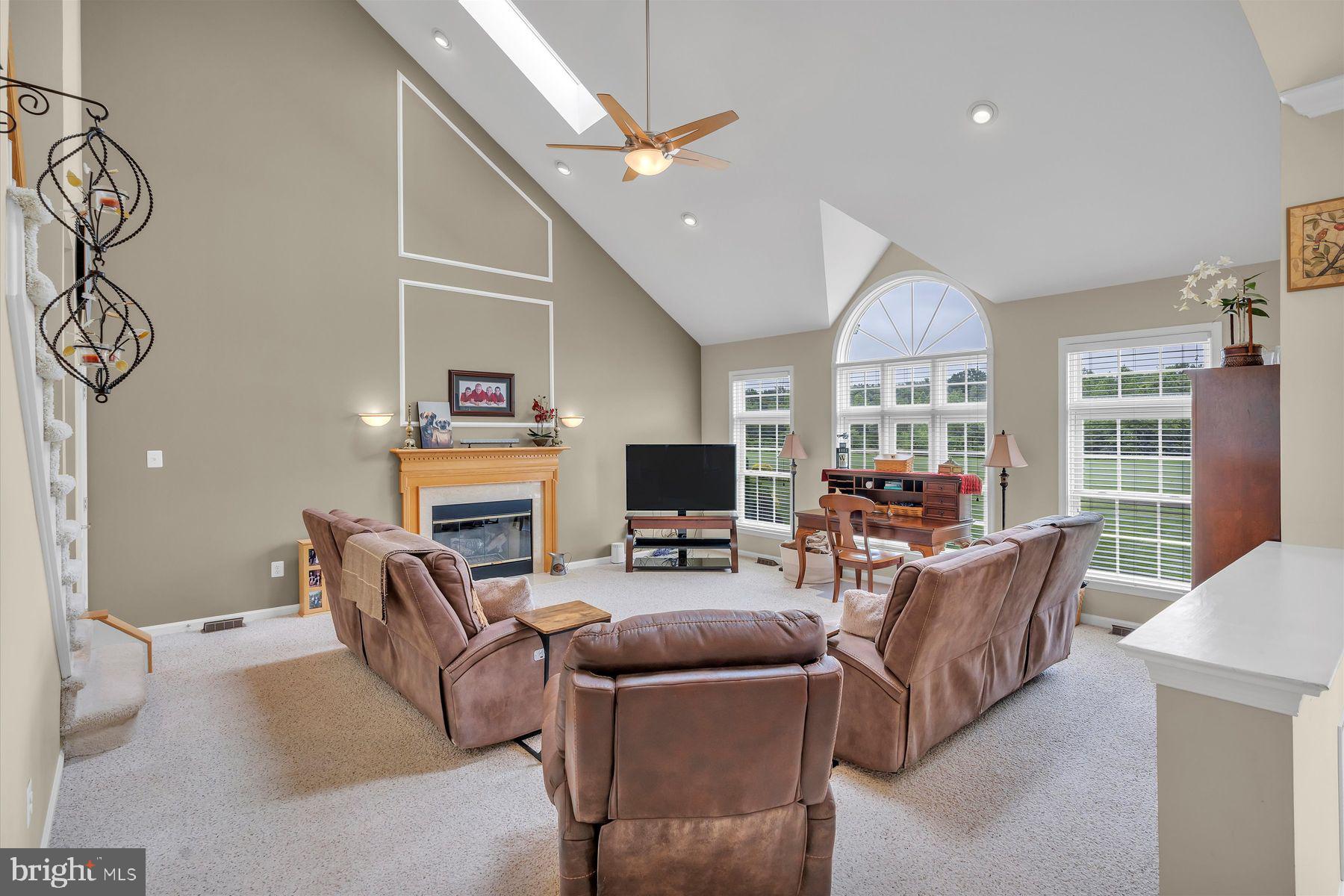 413 W Country Club Dr