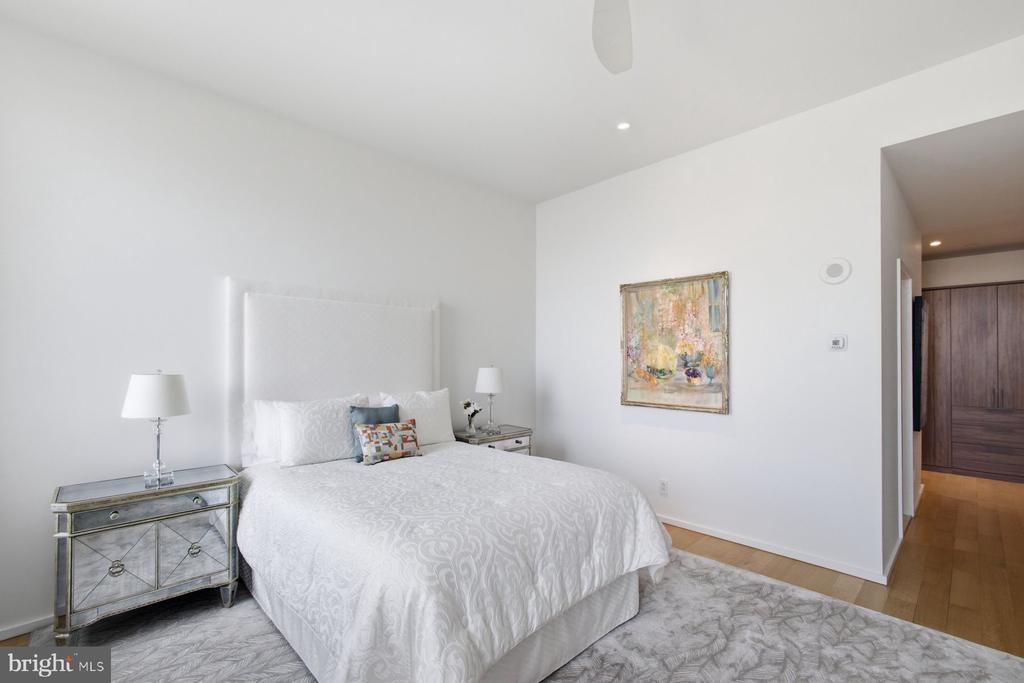 210 W WASHINGTON SQUARE Unit: 6N