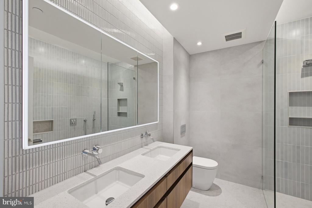 210 W WASHINGTON SQUARE Unit: 6N