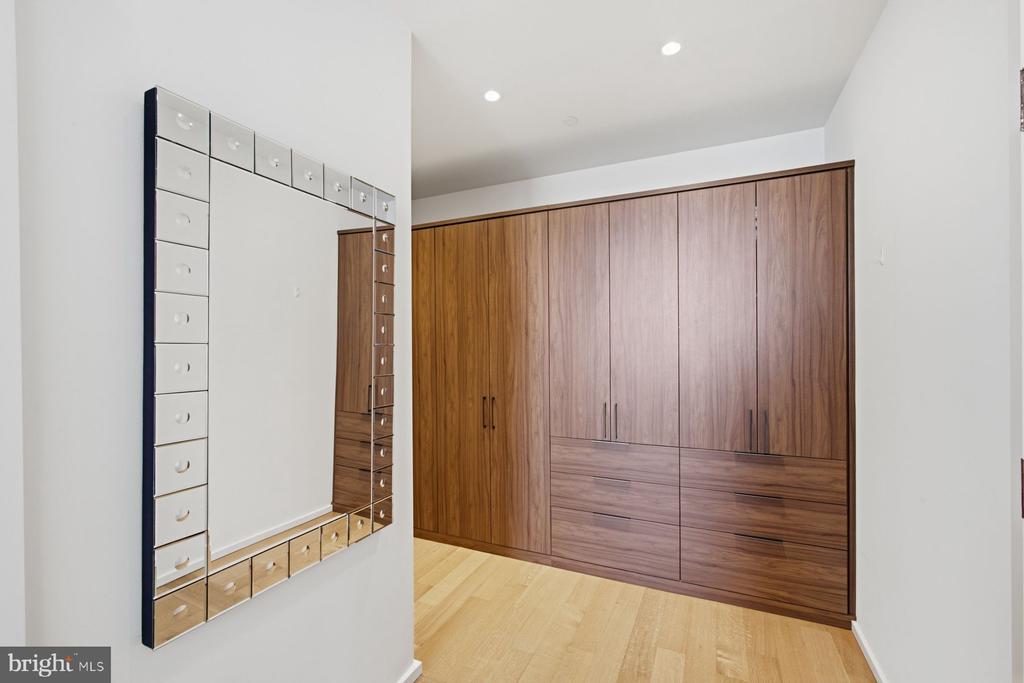 210 W WASHINGTON SQUARE Unit: 6N
