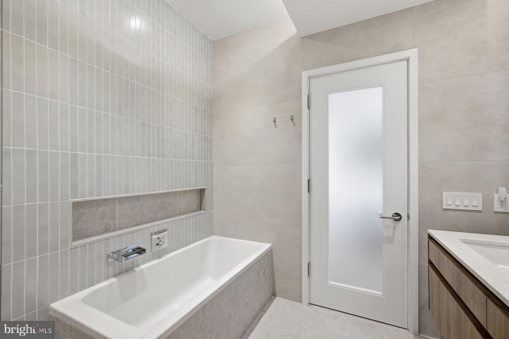 210 W WASHINGTON SQUARE Unit: 6N