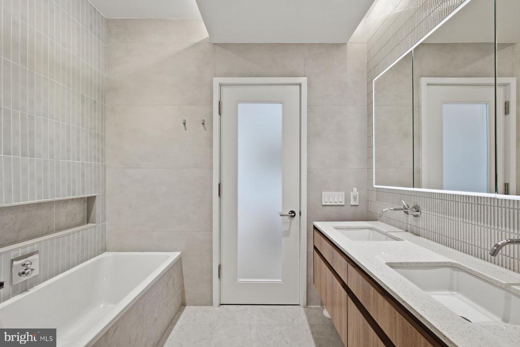 210 W WASHINGTON SQUARE Unit: 6N