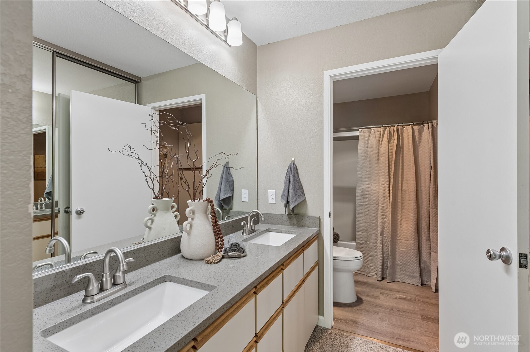 1380 Bellevue Way NE Unit: 4