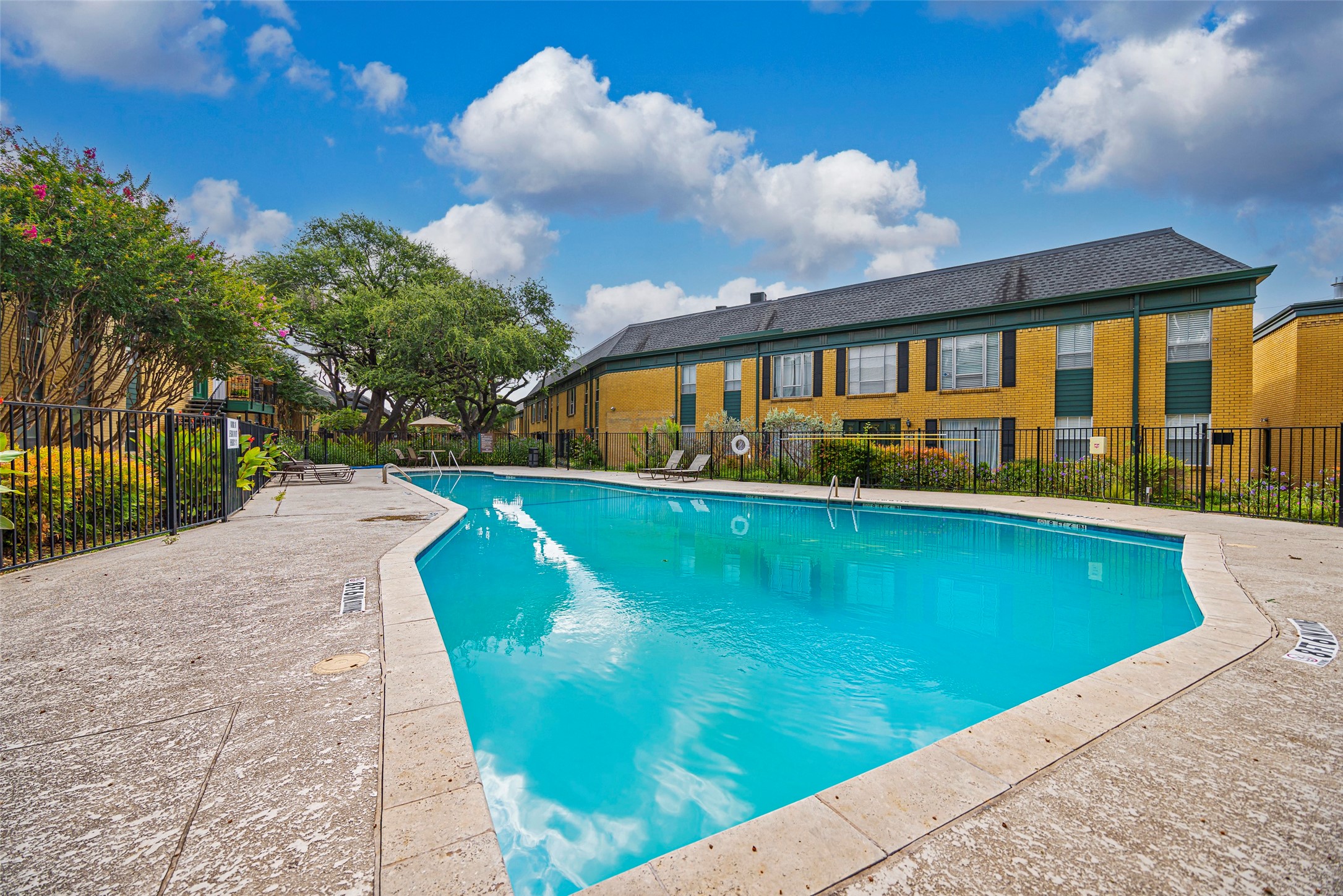 6016 E University Boulevard 220