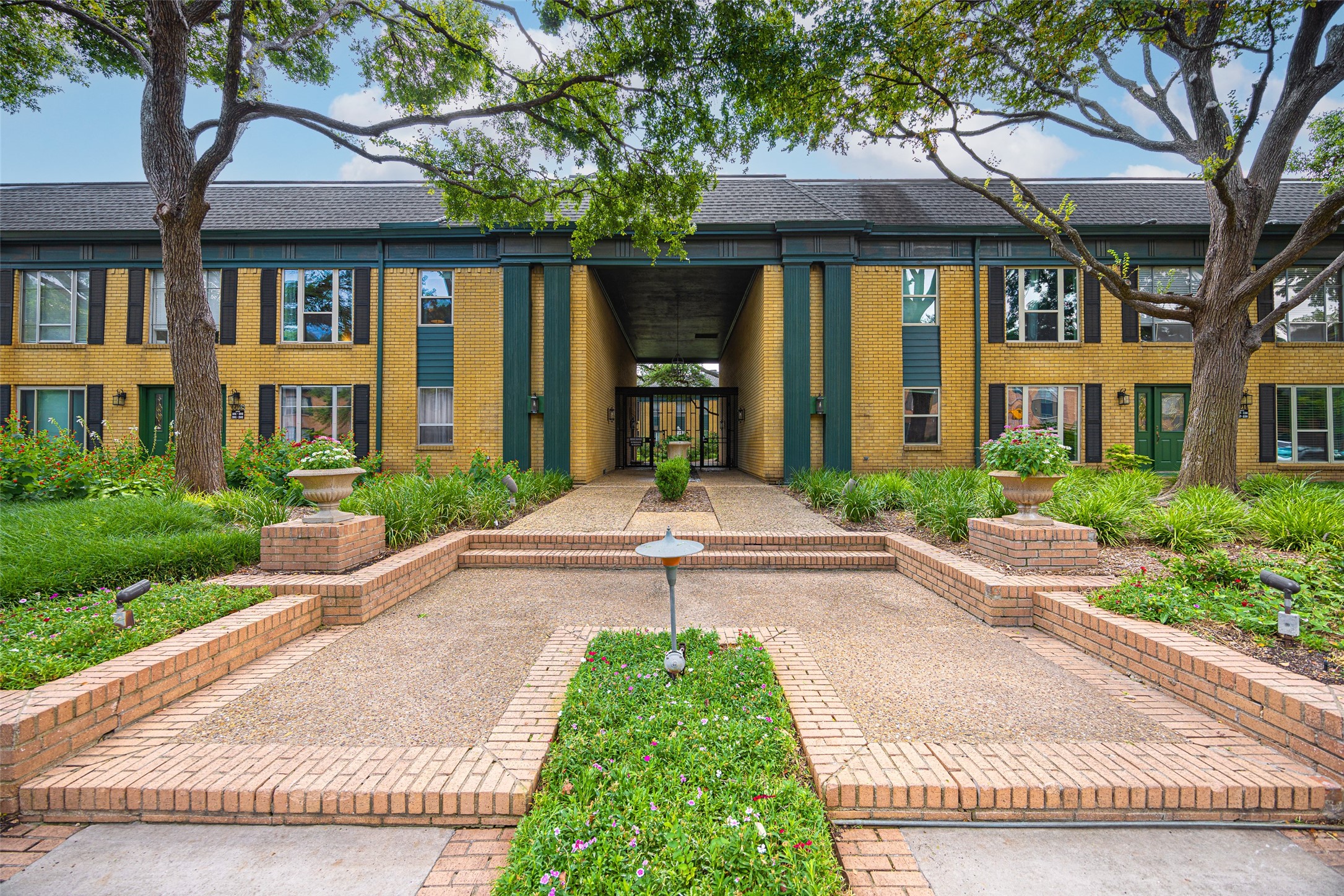 6018 E University Boulevard 201