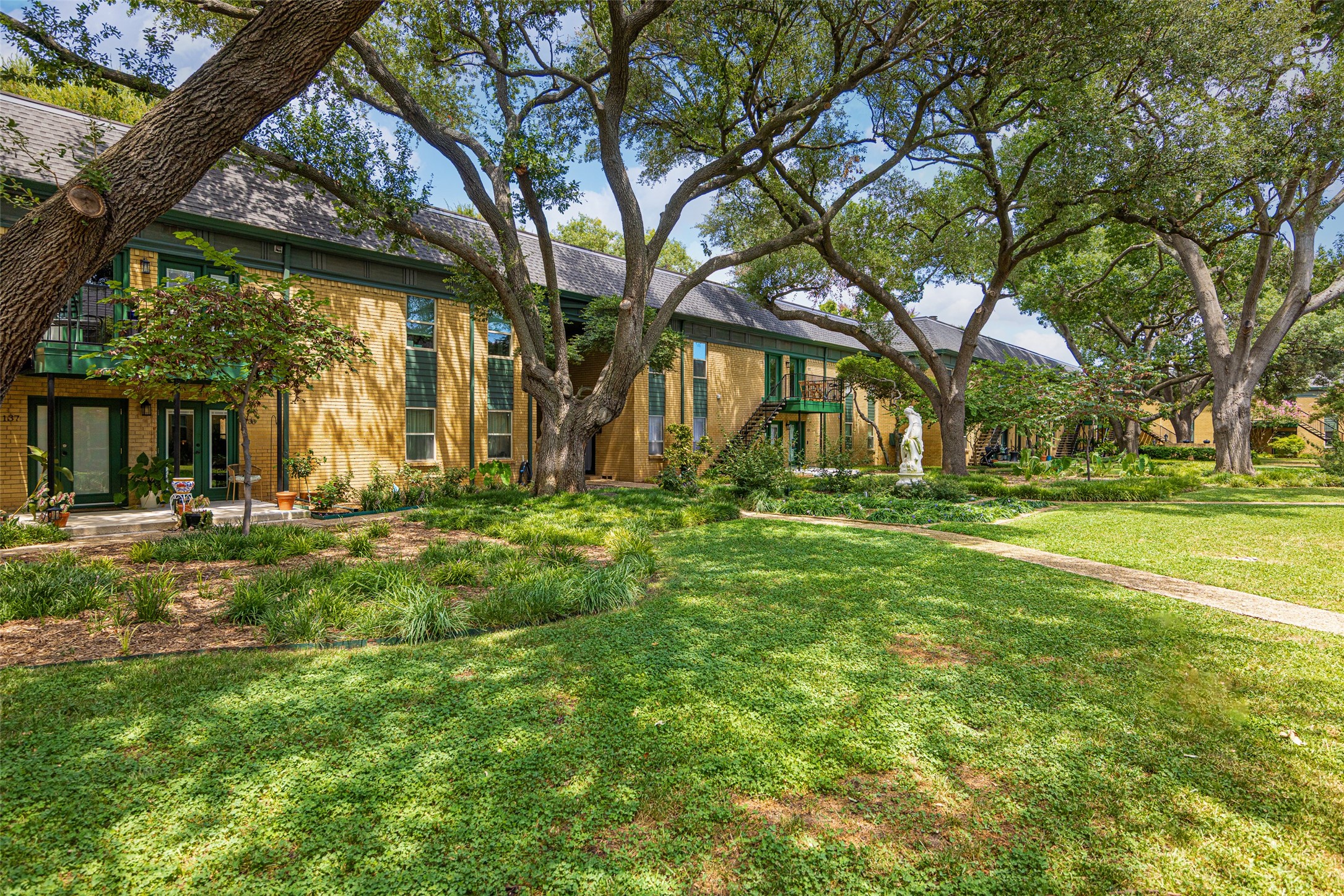 6018 E University Boulevard 201