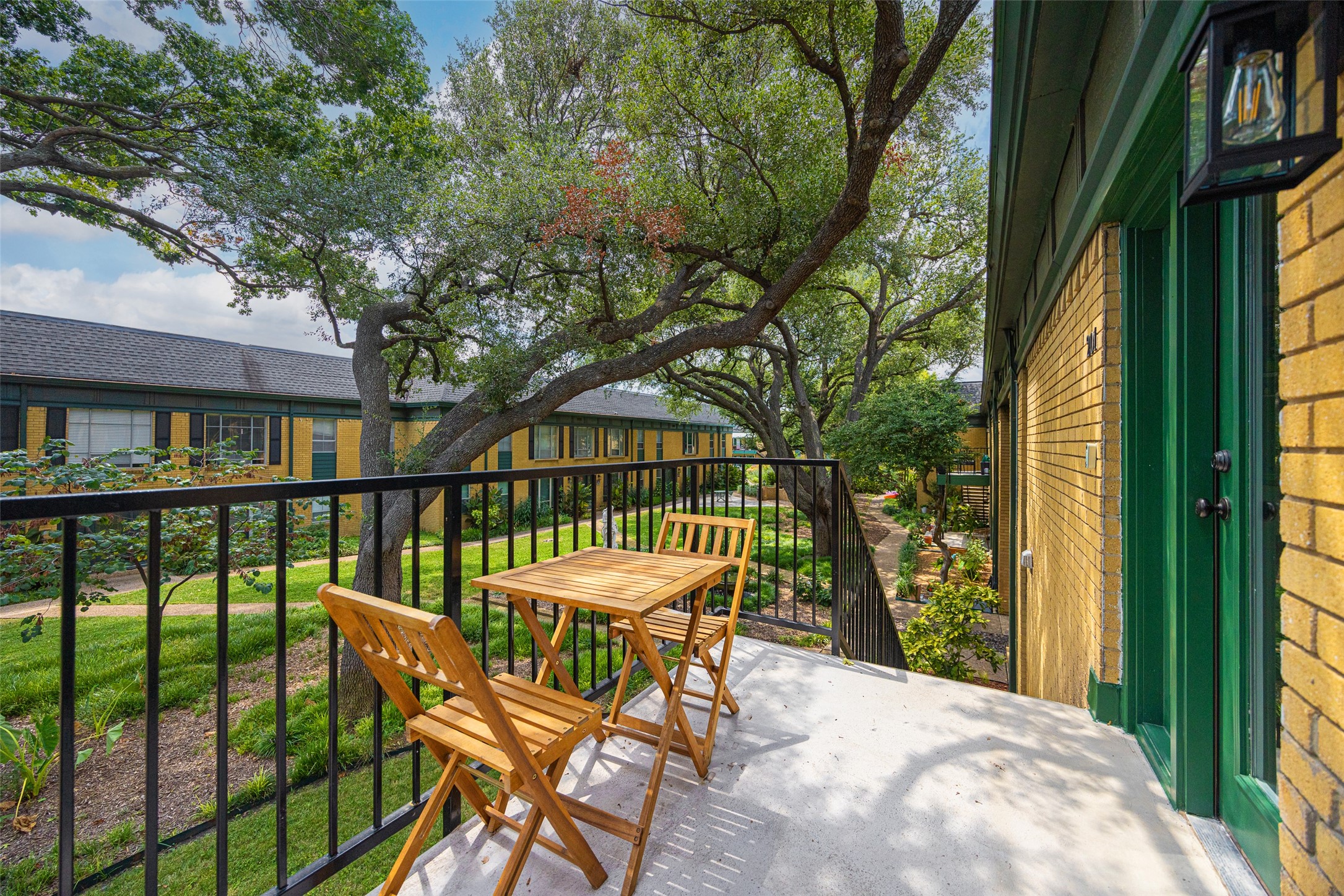 6018 E University Boulevard 201