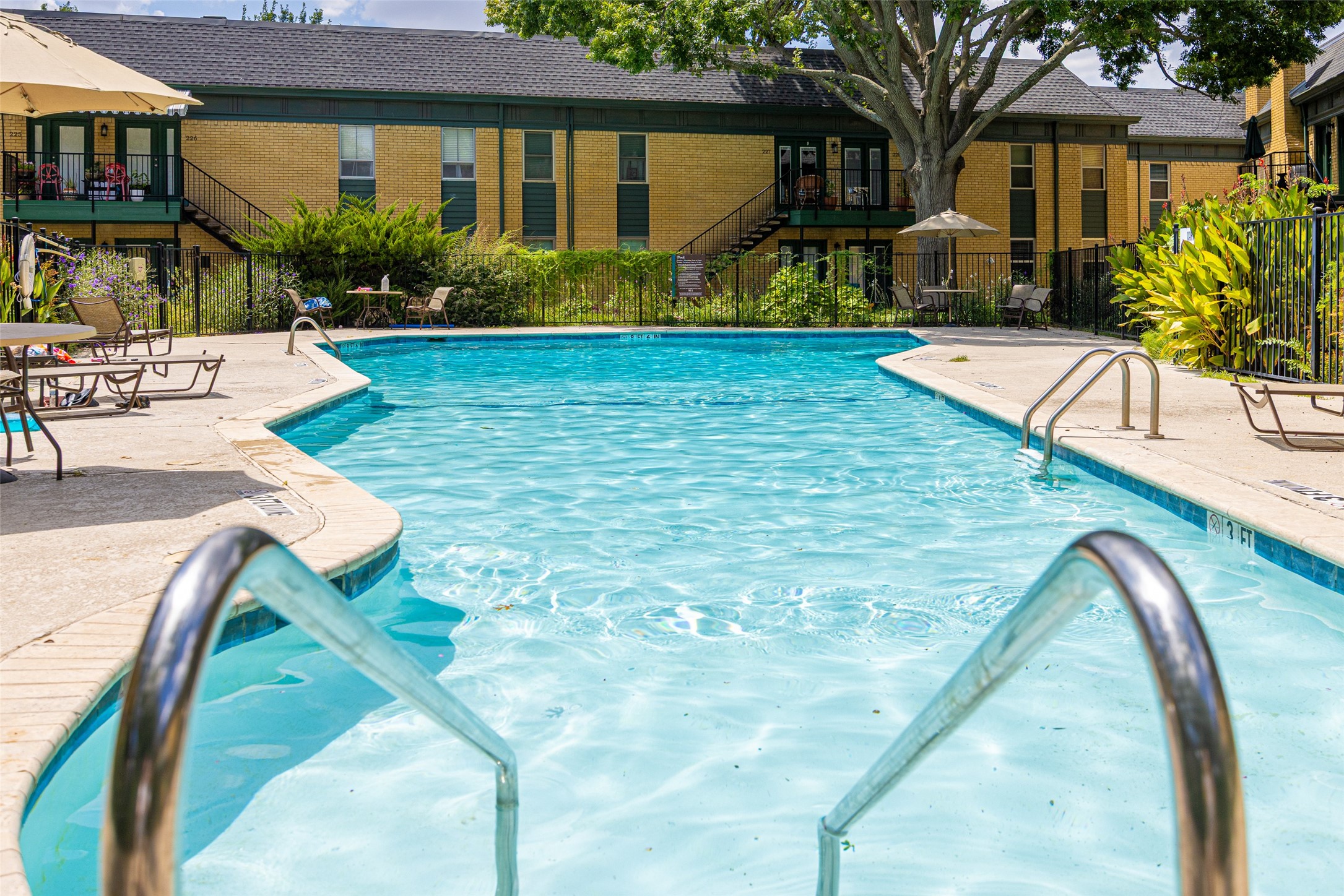 6018 E University Boulevard 201