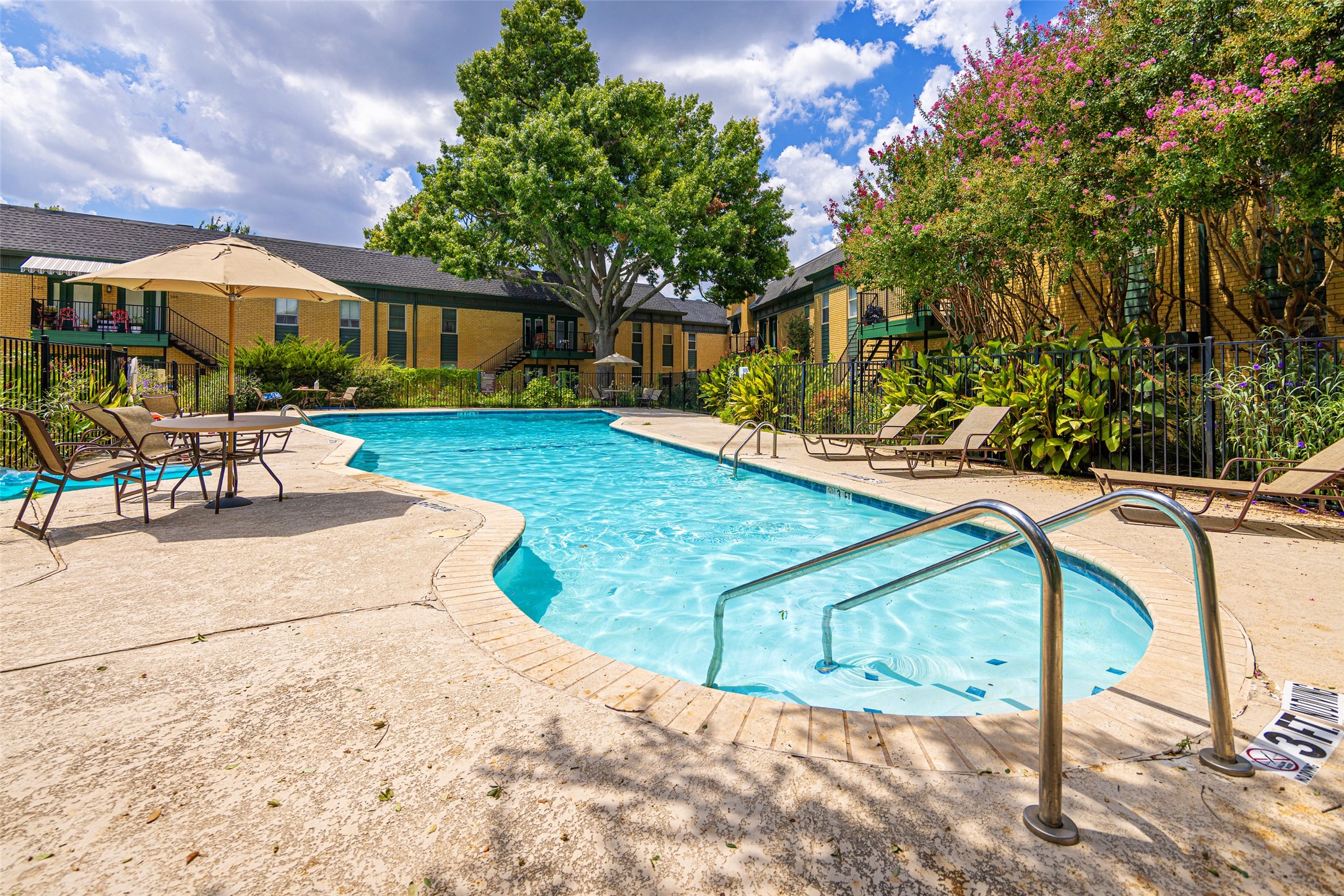 6018 E University Boulevard 201