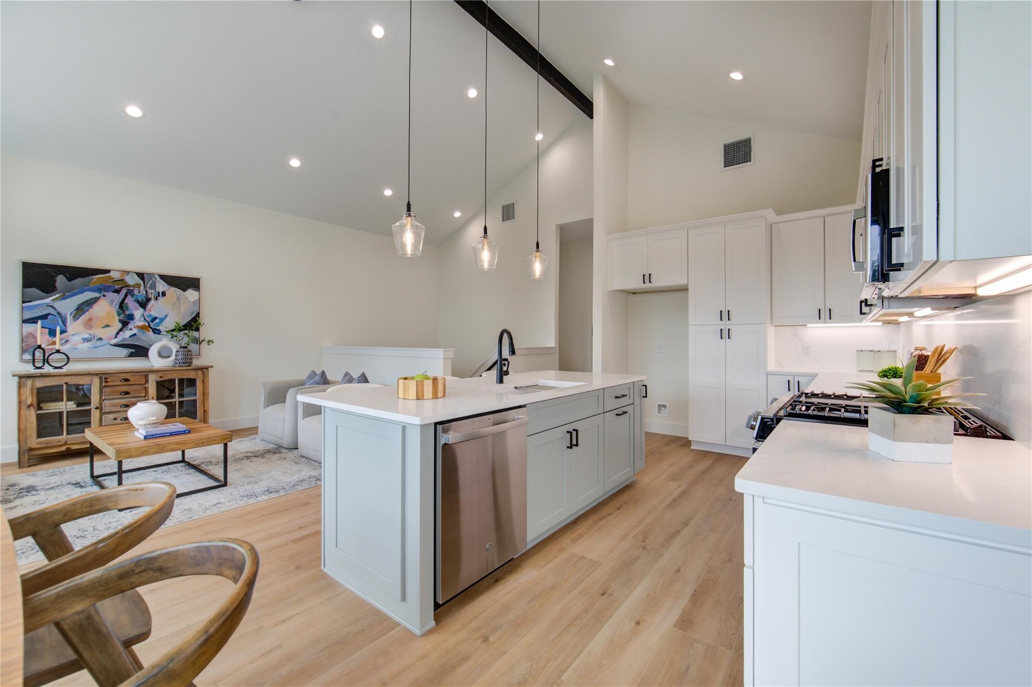 6121 Pacific Forest, Houston