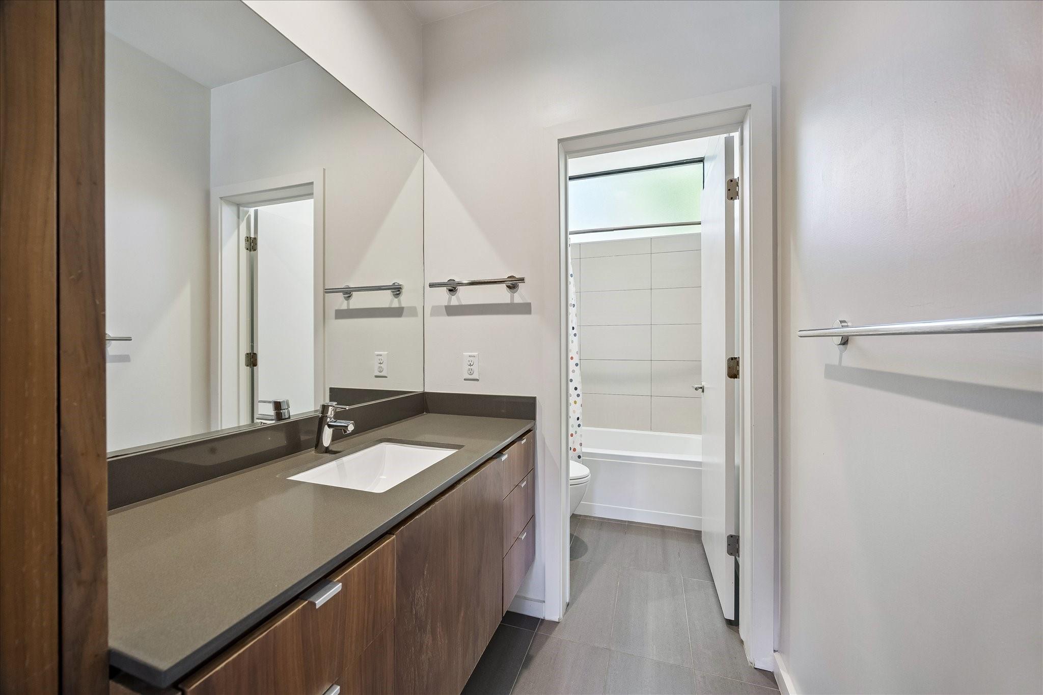 918 W 43rd Street