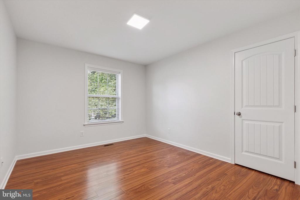 10 ROBINS LANE