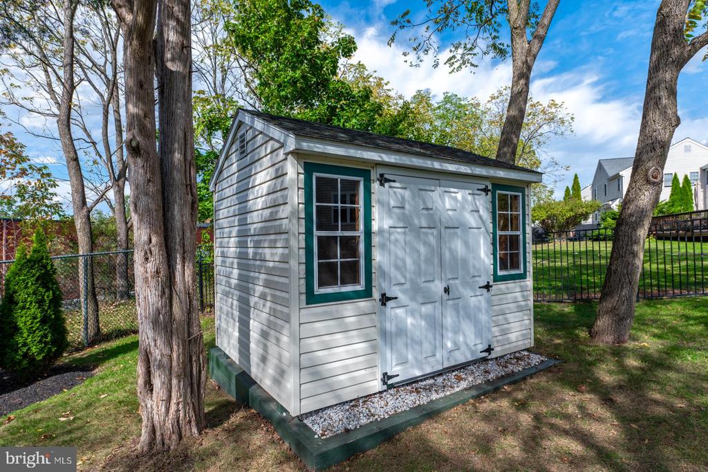 216 BAYBERRY DRIVE