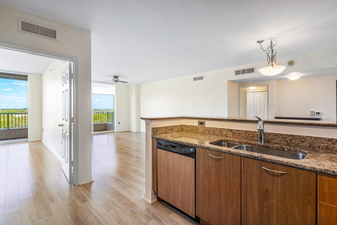 700 E Boulevard 711