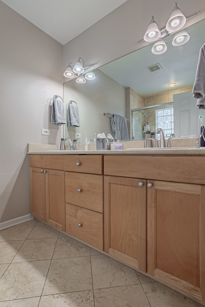 3217 N Kenmore Avenue Unit: 3