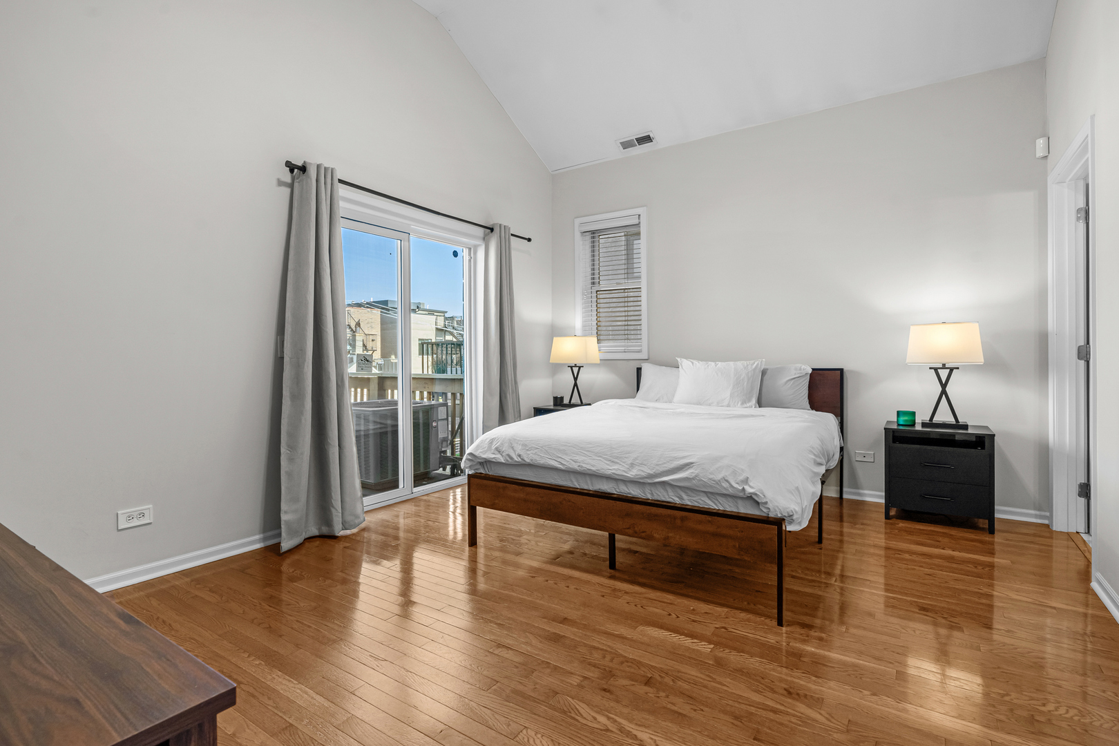 2737 N Southport Avenue Unit: 3